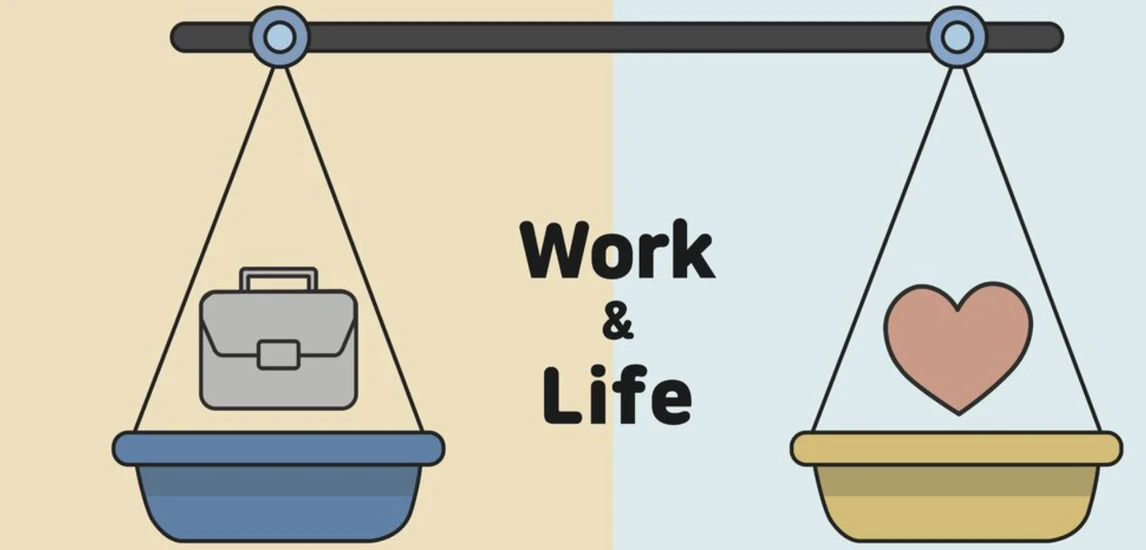 Illustration einer Waage mit Uhr und offenem Buch als Symbole für Arbeitszeit und Freizeit im medizinischen Berufsumfeld; klare Linien, zurückhaltende Farben, sachliche Darstellung des Work-Life-Balance-Konzepts.