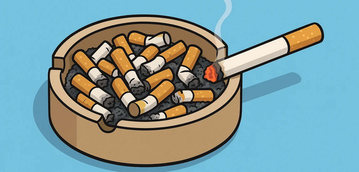 Ein überfüllter Aschenbecher mit zahlreichen Zigarettenstummeln. Rechts liegt eine brennende Zigarette mit glühender Spitze, aus der Rauch aufsteigt. Themensetting: Rauchen, Gesundheitsrisiken, Krankenkassenbeiträge, Prävention.